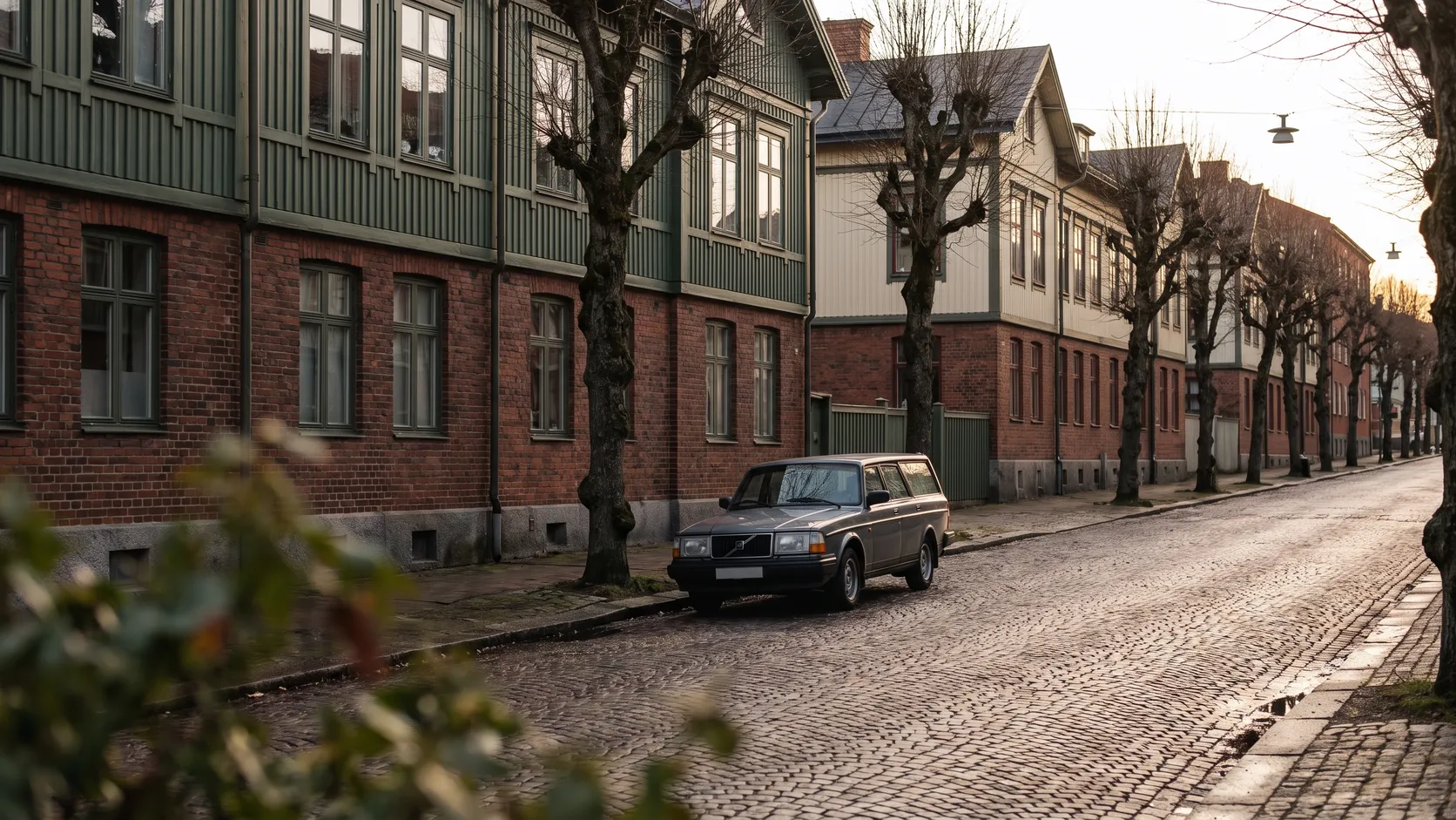 Bil parkerad på en gata med landshövdingehus i Göteborg.