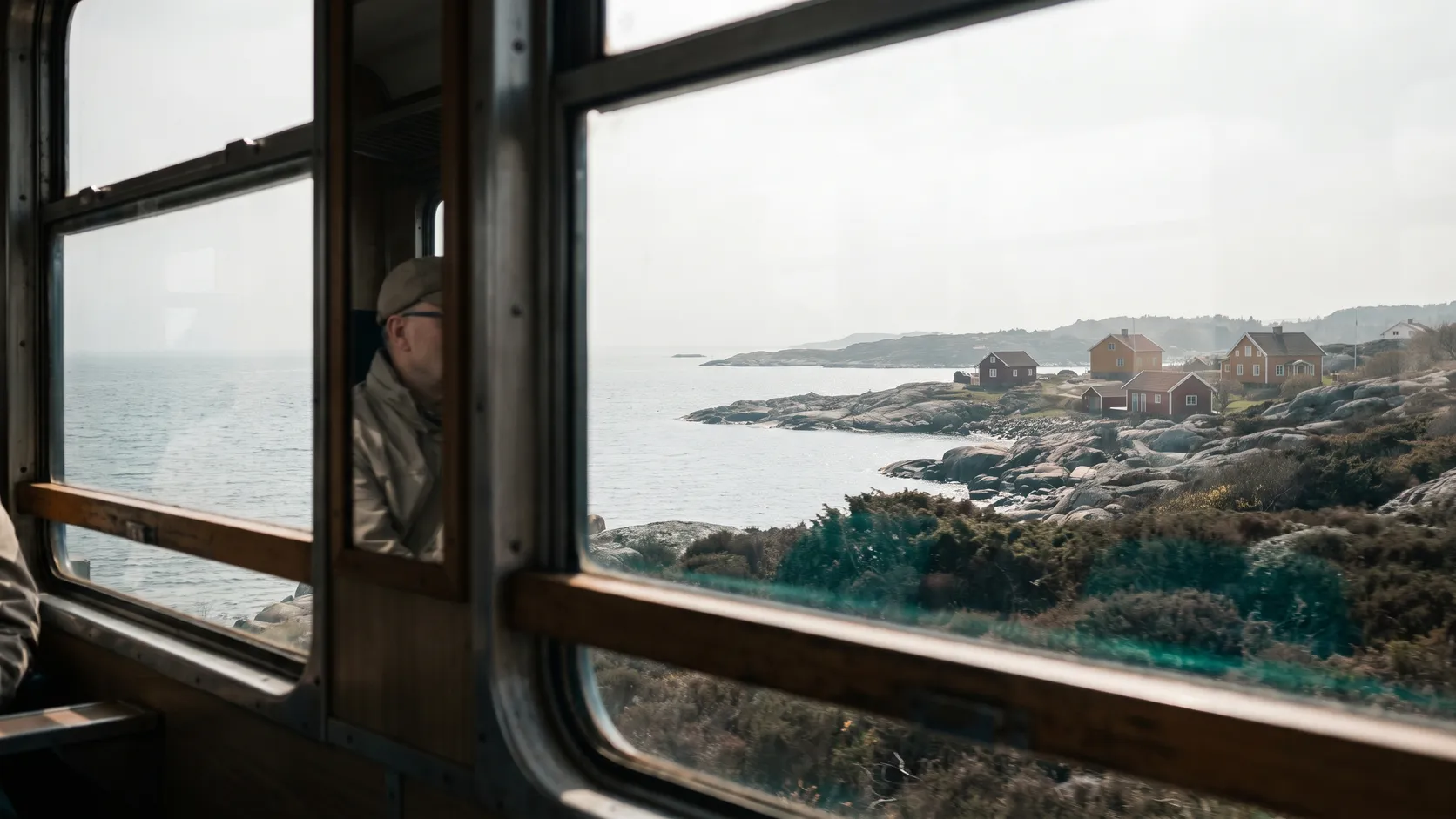 Havsutsikt från ett tåg längs västkusten.