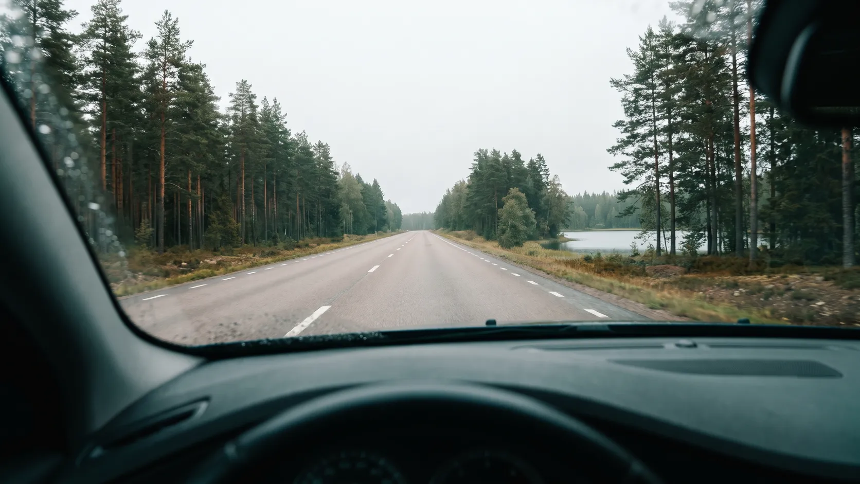 Bilresa längs en motorväg genom skog och sjöar.