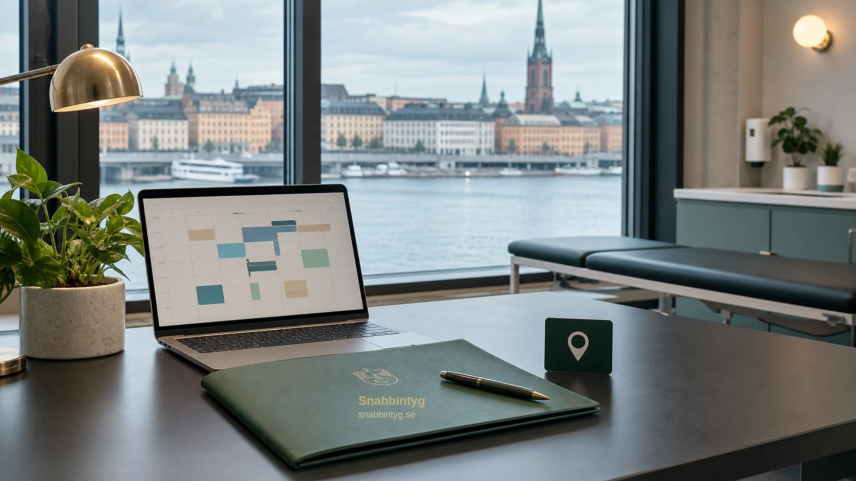 Klinikrum med bokningsunderlag och grön intygsmapp.