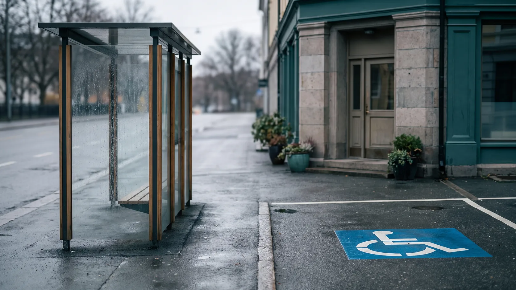 Busshållplats och en parkeringsplats för rörelsehindrade bredvid varandra.